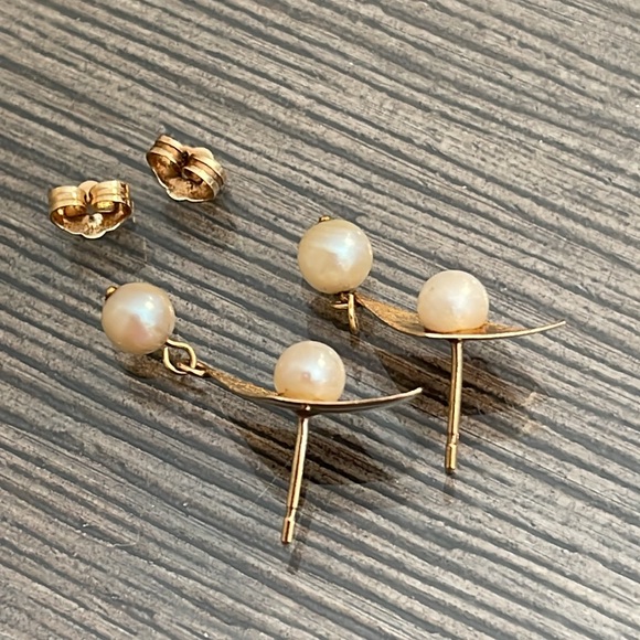 Vintage 14kt Gold Mid Century Modern Pearl Earrings - Picture 13 of 16